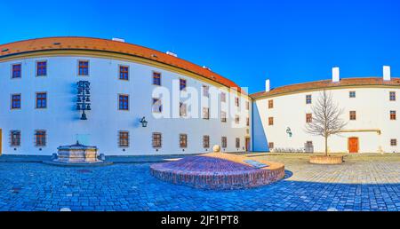 Le puits historique et l'entrée du réservoir souterrain dans la cour du château de Spilberk à Brno, République tchèque Banque D'Images