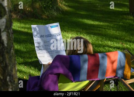 Potsdam, Allemagne. 28th juin 2022. Une femme lit au festival de littérature de 10th LIT:potsdam lors d'un événement dans le parc de Villa Schöningen dans le programme du festival. Il a lieu sous la devise 'ce qui nous connecte' de 26,06. À 03.07.2022. Credit: Jens Kalaene/dpa/Alamy Live News Banque D'Images