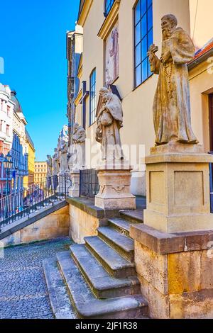 La ligne de sculptures en pierre des Saints, debout le long de la terrasse de l'église des conclusions de la Sainte Croix à Brno, République tchèque Banque D'Images