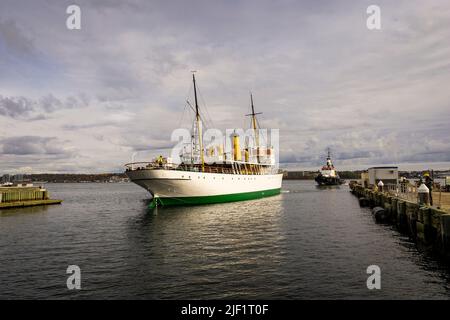 Le navire-musée CSS Acadia retourne au quai devant le Musée maritime de l'Atlantique, à Halifax, en Nouvelle-Écosse, après une remise en état. Banque D'Images