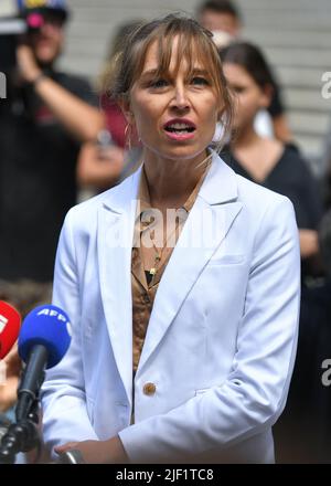 Annie Farmer, une victime présumée de Jeffrey Epstein et Ghislaine Maxwell, lors d'une conférence de presse devant la cour fédérale à New York, aux États-Unis, mardi Banque D'Images