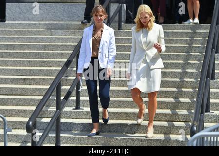 Annie Farmer, une victime présumée de Jeffrey Epstein et Ghislaine Maxwell, quitte le tribunal fédéral avec son avocat Sigrid McCawley, à droite, à New York, Banque D'Images