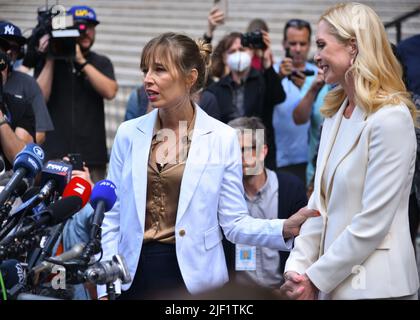 Annie Farmer, une victime présumée de Jeffrey Epstein et Ghislaine Maxwell, quitte le tribunal fédéral avec son avocat Sigrid McCawley, à droite, à New York, Banque D'Images