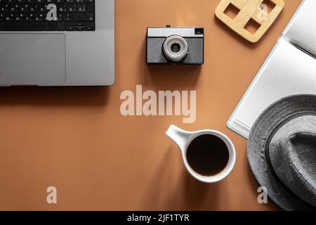 Bureau, plat, composition minimaliste avec ordinateur portable et tasse à café. Banque D'Images
