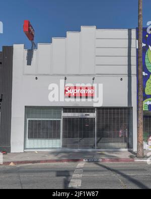 Los Angeles, CA, États-Unis – 27 juin 2022 : extérieur du magasin de vêtements Supreme sur le boulevard Fairfax à Los Angeles, CA. Banque D'Images