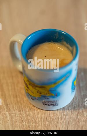 Une photo verticale d'une tasse à café chypriote sur une table en bois. Banque D'Images