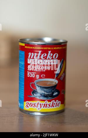 Un cliché vertical d'un lait condensé polonais de marque Gostynskie dans une boîte Banque D'Images