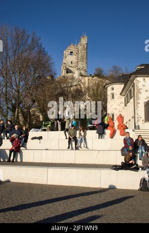 Konigswinter, Allemagne - 28 novembre 2020: Personnes bénéficiant d'un jour d'automne ensoleillé pendant le confinement de la COVID dans les ruines du château de Drachenfels en Allemagne. Banque D'Images