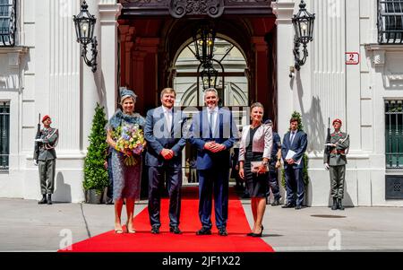 WENEN -Koning Willem-alexander en koningin maxima ontmoeten met bondskanselier Karl Nehammer en zijn vrouw Katharina Nehammer tijdens de twwede dag van het staatbezoek aan Oostrijk Robin Utrecht Banque D'Images