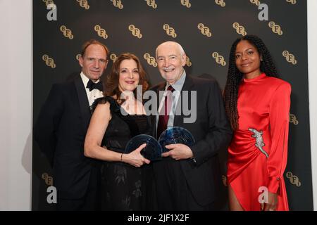 (Gauche-droite) Ralph Fiennes, Barbara Broccoli, Michael G Wilson et Naomie Harris assistent au dîner du président de l'IFB à Claridge's à Londres. Date de la photo: Mardi 28 juin 2022. Banque D'Images