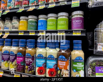 Woodinville, WA USA - vers mai 2022 : vue rapprochée de diverses sauces à salade à vendre dans une épicerie fraîche Haggen Northwest. Banque D'Images