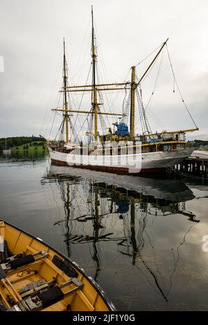 Barque à coque d'acier Picton Castle le long d'un quai à Lunenburg, Nouvelle-Écosse, Canada. Banque D'Images