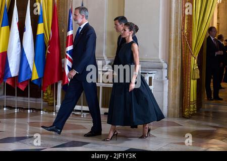 Madrid. Espagne. 20220628, le roi Felipe VI d'Espagne, la reine Letizia d'Espagne, Pedro Sanchez, Premier ministre assistent au dîner de gala des chefs d'État lors du Sommet de l'OTAN de 32nd au Palais royal de 28 juin 2022 à Madrid, en Espagne Banque D'Images