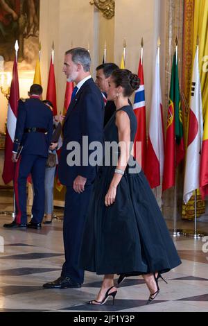 Madrid. Espagne. 20220628, le roi Felipe VI d'Espagne, la reine Letizia d'Espagne, Pedro Sanchez, Premier ministre assistent au dîner de gala des chefs d'État lors du Sommet de l'OTAN de 32nd au Palais royal de 28 juin 2022 à Madrid, en Espagne Banque D'Images