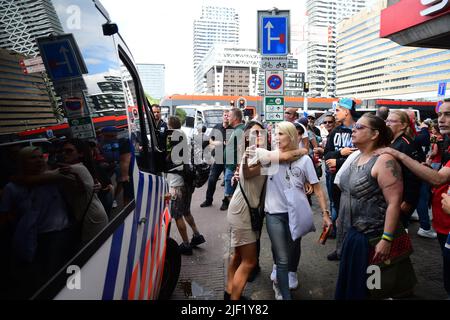 28-06-2022 la Haye, pays-Bas. Les agriculteurs protestent contre les mesures visant à réduire les émissions d'azote. En raison de ces mesures, beaucoup d'agriculteurs seront mis à l'arrêt.après le départ des agriculteurs, d'autres manifestants ont défilé en ville, mais ont été enfermé par la police et quelques arrestations ont été faites. Banque D'Images