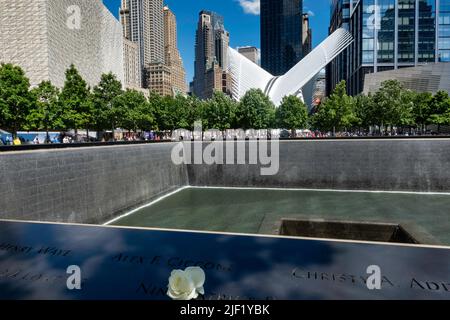 Le monument commémoratif WTC Footprint met en commun « Reflecting absence » au monument national 11 septembre de Lower Manhattan, New York, États-Unis 2022 Banque D'Images