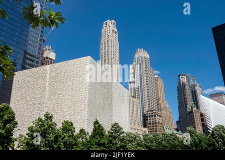 Le centre des arts de la scène Ronald O. Perelman du World Trade Center est entouré de gratte-ciels, New York City, USA 2022 Banque D'Images