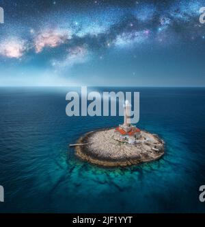 Phare sur l'île smal dans la mer et Milky Way la nuit Banque D'Images