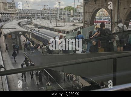 Passagers à bord d'un train Eurostar vers Londres à la Gare du Nord à Paris, France et Europe Banque D'Images