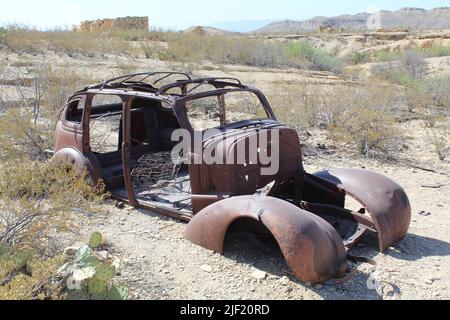 Abandonné rouillé 1940s voiture d'époque à Terlingua, Texas Banque D'Images