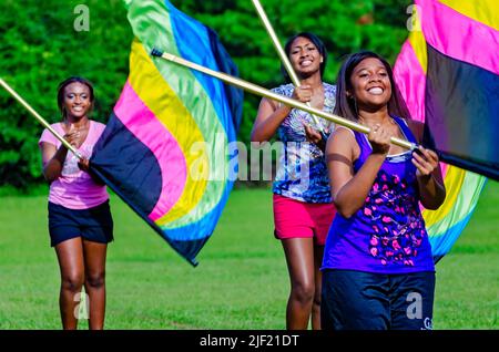 Les membres de la garde de couleurs de l'école secondaire de Columbus tortillent leurs drapeaux pendant la pratique du groupe, le 16 août 2012, à Columbus, Mississippi. Banque D'Images