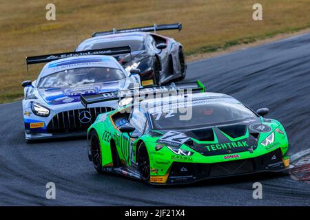 Snetterton, Angleterre. 26 juin 2022. Course 1 du Championnat britannique de GT d'Intelligent Money tenu à Snetterton, Norfolk, en photo sont les pilotes Adam Balon et Sandy Mitchell I numéro de voiture 72, le Barwell Motorsport, Lamborghini Huracan GT3 Evo crédit: Mark Bullimore Photographie 2022 Banque D'Images