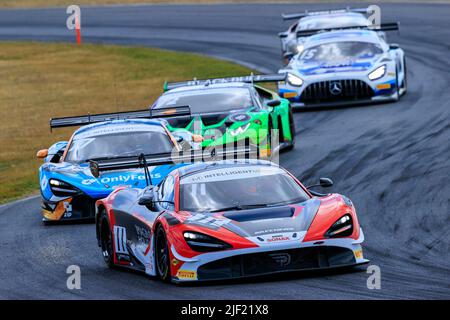 Snetterton, Angleterre. 26 juin 2022. La course 1 du Championnat britannique Intelligent Money GT tenu à Snetterton, Norfolk, en photo sont les pilotes Graham Davidson et Martin Plowman dans la voiture numéro 11, le Paddock Motorsport, McLaren 720s GT3 crédit: Mark Bullimore Photography 2022 Banque D'Images