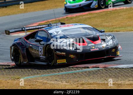 Snetterton, Angleterre. 26 juin 2022. La course 1 du Championnat britannique de l'Intelligent Money tenu à Snetterton, Norfolk, en photo sont les pilotes Alex Malykhin et James Dorlin dans la voiture numéro 32, le Redline Racing, Lamborghini Huracan GT3 EVO crédit: Mark Bullimore Photography 2022 Banque D'Images