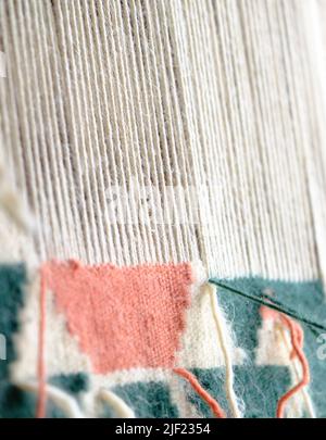 Gros plan, détail du métier à tisser pour tisser des tapis traditionnels faits à la main, des tapis. Tissage et fabrication de tapis maison de style turc. Mise au point sélective Banque D'Images