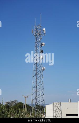 Tour de télécommunication avec de nombreuses antennes contre le ciel bleu. Banque D'Images