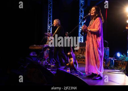 La chanteuse principale Shane Howards du Goanna Band se produit sur scène pour le 40th anniversaire de leur album Spirit of place Banque D'Images