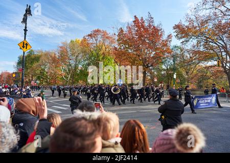 Manhattan, États-Unis - 24. 2021 novembre : le groupe de police de NYPD marche et joue de la musique pendant la parade de Thanksgiving à NYC. Défilé Macys. Célébration du Thankssäsle Banque D'Images