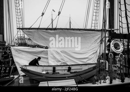 Formation des membres de l'équipage qui font la voile sur la goélette Bluenose II à Lunenburg, en Nouvelle-Écosse, Canada. Banque D'Images