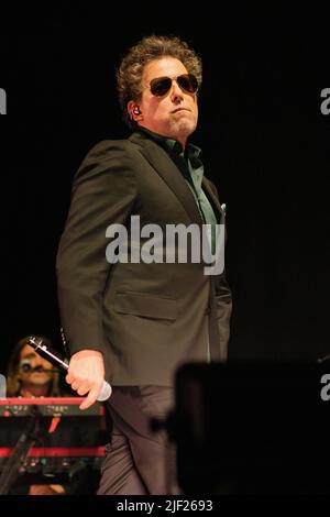 Madrid, Espagne. 28th juin 2022. La chanteuse Andres Calamaro se produit en direct au concert du « Load the Luck Tour 2022 » au Wizink Centre de Madrid. Crédit : SOPA Images Limited/Alamy Live News Banque D'Images