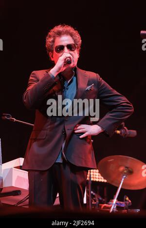 Madrid, Espagne. 28th juin 2022. La chanteuse Andres Calamaro se produit en direct au concert du « Load the Luck Tour 2022 » au Wizink Centre de Madrid. Crédit : SOPA Images Limited/Alamy Live News Banque D'Images