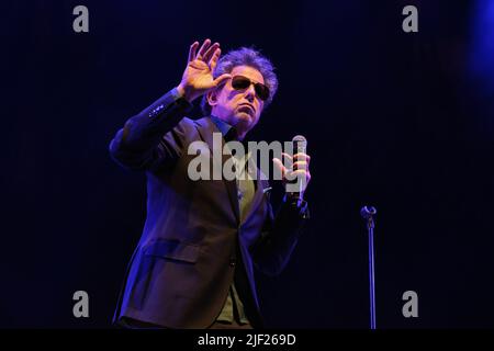 Madrid, Espagne. 28th juin 2022. La chanteuse Andres Calamaro se produit en direct au concert du « Load the Luck Tour 2022 » au Wizink Centre de Madrid. Crédit : SOPA Images Limited/Alamy Live News Banque D'Images