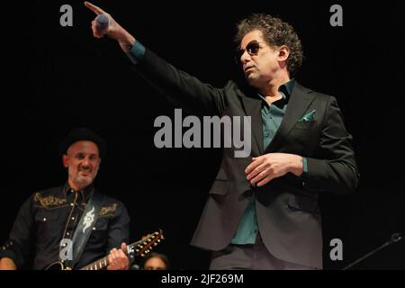 Madrid, Espagne. 28th juin 2022. La chanteuse Andres Calamaro se produit en direct au concert du « Load the Luck Tour 2022 » au Wizink Centre de Madrid. Crédit : SOPA Images Limited/Alamy Live News Banque D'Images