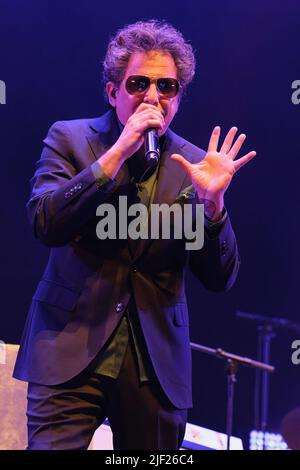 Madrid, Espagne. 28th juin 2022. La chanteuse Andres Calamaro se produit en direct au concert du « Load the Luck Tour 2022 » au Wizink Centre de Madrid. (Photo par Atilano Garcia/SOPA Images/Sipa USA) crédit: SIPA USA/Alay Live News Banque D'Images