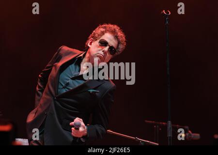 Madrid, Espagne. 28th juin 2022. La chanteuse Andres Calamaro se produit en direct au concert du « Load the Luck Tour 2022 » au Wizink Centre de Madrid. (Photo par Atilano Garcia/SOPA Images/Sipa USA) crédit: SIPA USA/Alay Live News Banque D'Images