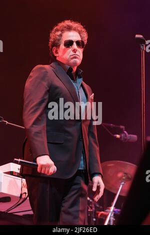 Madrid, Espagne. 28th juin 2022. La chanteuse Andres Calamaro se produit en direct au concert du « Load the Luck Tour 2022 » au Wizink Centre de Madrid. (Photo par Atilano Garcia/SOPA Images/Sipa USA) crédit: SIPA USA/Alay Live News Banque D'Images