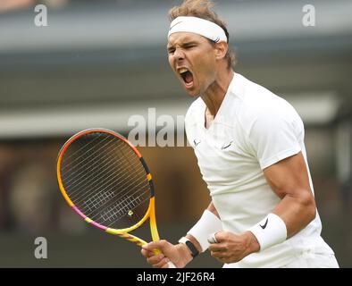 Londres, Grande-Bretagne. 28th juin 2022. Rafael Nadal fête ses scores lors du premier match des célibataires pour hommes entre Rafael Nadal d'Espagne et Francisco Cerundolo d'Argentine au championnat de tennis de Wimbledon à Londres, en Grande-Bretagne, sur 28 juin 2022. Crédit : Li Ying/Xinhua/Alay Live News Banque D'Images