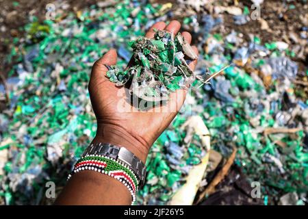 Mombasa, Kenya. 26th juin 2022. Une main d'homme est vue tenant des pièces de plastique déchiquetées à l'atelier d'organisation FlipFlopi. La pollution causée par les activités humaines a eu des répercussions négatives sur les océans. Le président kenyan Uhuru Kenyatta dans son discours lors de la conférence océanique en cours à Lisbonne, le Portugal a déclaré que la pollution plastique pollue et pollue au moins 700 espèces de vie marine et a appelé à une action mondiale urgente pour protéger nos océans. La Conférence sur les océans est organisée conjointement par les gouvernements du Portugal et du Kenya. Crédit : SOPA Images Limited/Alamy Live News Banque D'Images