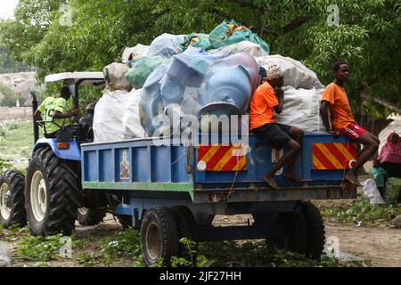 26 juin 2022, Mombasa, Kenya : un tracteur est vu pour transporter des sacs avec des déchets plastiques à l'atelier de recyclage de l'organisation FlipFlopi. En 2019, l'organisation FlipFlopi construit un bateau à voile presque entièrement à partir de déchets de plastique recyclés collectés sur les rives de l'océan Indien la pollution due aux activités humaines a eu un impact négatif sur les océans. Le président kenyan Uhuru Kenyatta dans son discours lors de la conférence océanique en cours à Lisbonne, le Portugal a déclaré que la pollution plastique pollue et pollue au moins 700 espèces de vie marine et a appelé à une action mondiale urgente pour protéger Banque D'Images