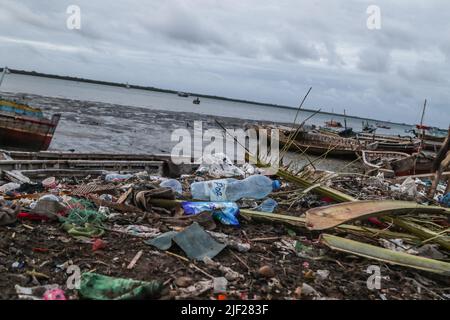 Mombasa, Kenya. 26th juin 2022. Des déchets de plastique sont visibles dans un dépotoir sur les rives de la vieille ville de Lamu. La pollution causée par les activités humaines a eu des répercussions négatives sur les océans. Le président kenyan Uhuru Kenyatta dans son discours lors de la conférence océanique en cours à Lisbonne, le Portugal a déclaré que la pollution plastique pollue et pollue au moins 700 espèces de vie marine et a appelé à une action mondiale urgente pour protéger nos océans. La Conférence sur les océans est organisée conjointement par les gouvernements du Portugal et du Kenya. Crédit : SOPA Images Limited/Alamy Live News Banque D'Images