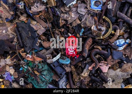 Mombasa, Kenya. 26th juin 2022. Des morceaux de déchets en plastique sont visibles sur la rive de la mer dans la vieille ville de Lamu. La pollution causée par les activités humaines a eu des répercussions négatives sur les océans. Le président kenyan Uhuru Kenyatta dans son discours lors de la conférence océanique en cours à Lisbonne, le Portugal a déclaré que la pollution plastique pollue et pollue au moins 700 espèces de vie marine et a appelé à une action mondiale urgente pour protéger nos océans. La Conférence sur les océans est organisée conjointement par les gouvernements du Portugal et du Kenya. Crédit : SOPA Images Limited/Alamy Live News Banque D'Images