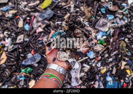 Mombasa, Kenya. 26th juin 2022. Une main d'homme est vue tenant des morceaux de déchets en plastique ramassés à la rive dans la vieille ville de Lamu. La pollution causée par les activités humaines a eu des répercussions négatives sur les océans. Le président kenyan Uhuru Kenyatta dans son discours lors de la conférence océanique en cours à Lisbonne, le Portugal a déclaré que la pollution plastique pollue et pollue au moins 700 espèces de vie marine et a appelé à une action mondiale urgente pour protéger nos océans. La Conférence sur les océans est organisée conjointement par les gouvernements du Portugal et du Kenya. (Image de crédit : © James Wakibia/SOPA Images via ZUMA Press Wire) Banque D'Images
