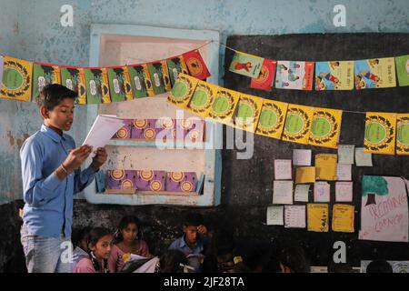 Baddi, Inde. 05th novembre 2019. Un enfant se récite à partir d'un carnet de notes pendant la classe à l'école du gouvernement dans la région rurale de l'Himachal Pradesh. Les enfants participent à des activités de classe dans une école publique de Baddi, une zone rurale de l'Himachal Pradesh. (Photo par Ayush chopra/SOPA Images/Sipa USA) crédit: SIPA USA/Alay Live News Banque D'Images