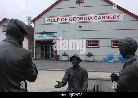 Statues de personnes à l'extérieur de la conserverie du golfe de Géorgie à Steveston Banque D'Images