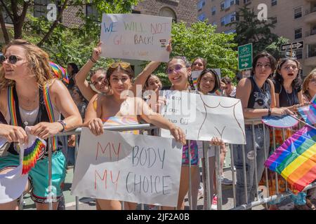 NEW YORK, New York – 26 juin 2022 : les manifestants du droit à l'avortement et d'autres spectateurs regardent la marche de la fierté de New York 2022. Banque D'Images
