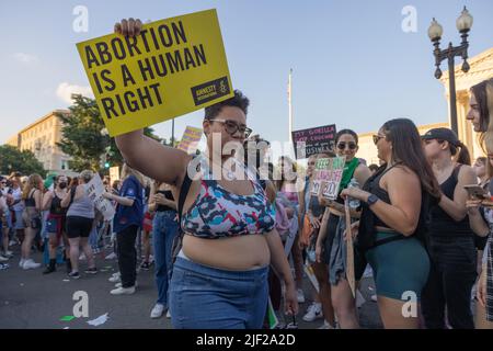 WASHINGTON, D.C. – 24 juin 2022: Les manifestants pour les droits à l'avortement se rassemblent près de la Cour suprême des États-Unis. Banque D'Images